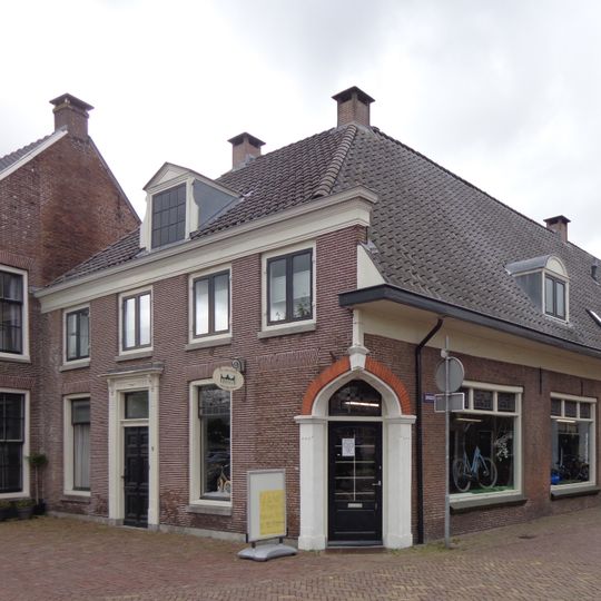 Pand met gevel met getande kroonlijst, houten deuromlijsting