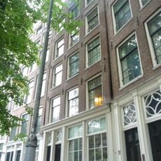 Pand met ingezwenkte halsgevel met vrouwenfiguur met wapen van enkhuizen onder de afdekking