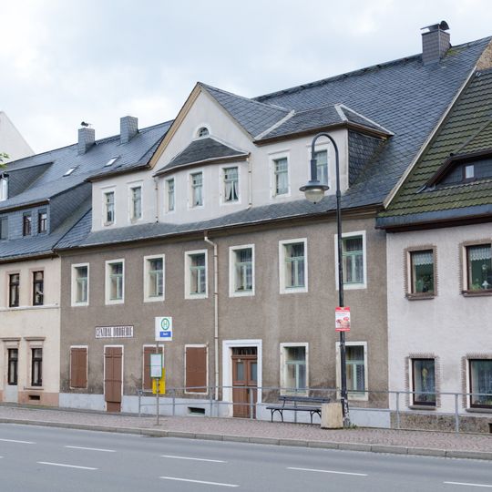 Wohnhaus in geschlossener Bebauung und Nebengebäude Dresdner Straße 36