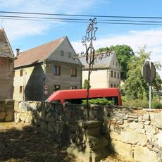 Kříž u kostela v Blíževedlech