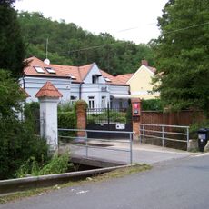 Most přes Šárecký potok u domu V Šáreckém údolí čo. 104