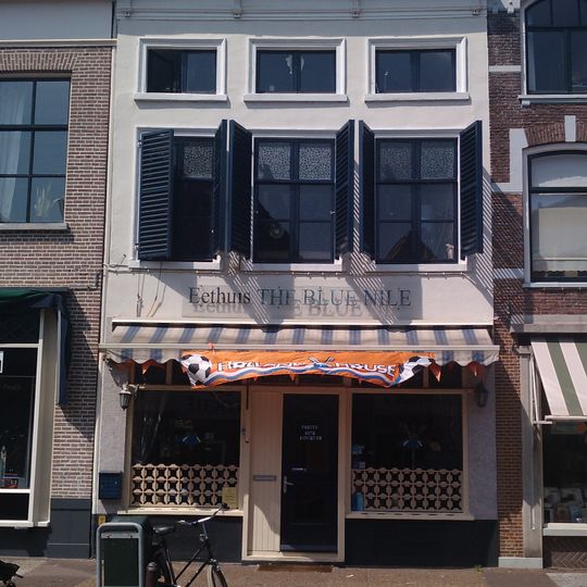 Pand met gepleisterde lijstgevel met consoles en houten, geprofileerde vensteromlijstingen