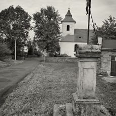 Kříž na návsi u kostela v Arnultovicích