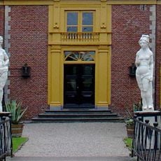 Fraeylemaborg, twee beelden bij de brug