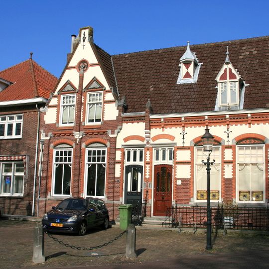 Dubbel woonhuis met tuinmuur en hek