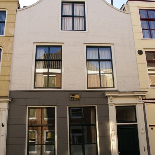 Huis met klokgevel met segmentvormige afdekking