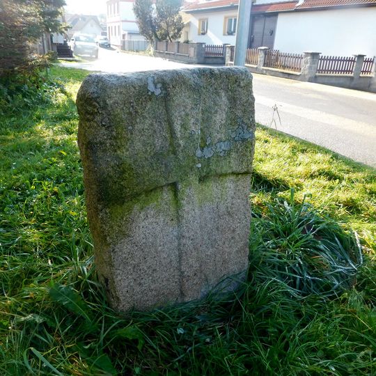 Křížový kámen 1 u tvrze v Kamenici