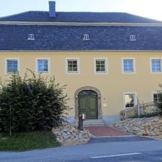 Wohnhaus und Hofmauer mit Einfahrt Weißenberger Landstraße 4