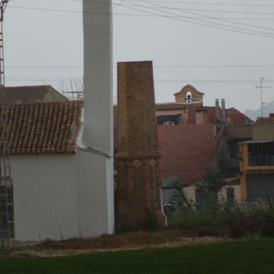 Chimenea y motor Mata de les Piules