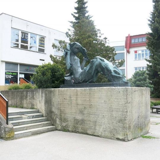 Socha Vysočina ve vnitrobloku u náměstí Republiky v Žďáru nad Sázavou