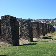 Conjunto de pilares na margem esquerda do rio Tejo