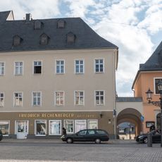 Wohnhaus mit Ladenzone, in geschlossener Bebauung Markt 7
