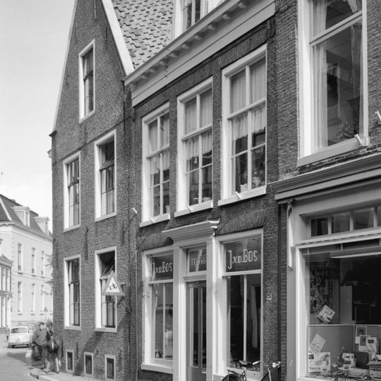 Pand onder zadeldak met voorschild