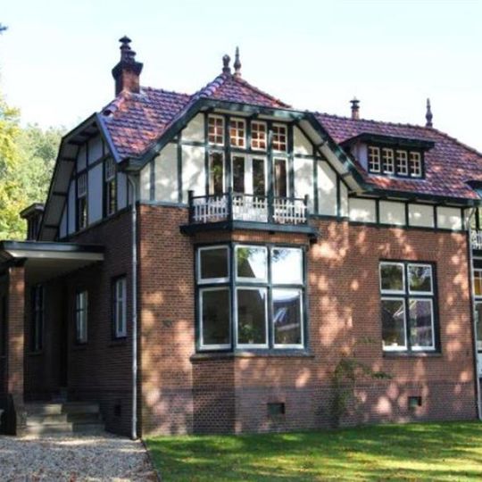 Villa 'Pax Intrantibus' in Overgangsstijl met aangebouwd achterhuis