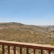 דק עם שולחנות וספסלים ותצפית לכיוון המדבר