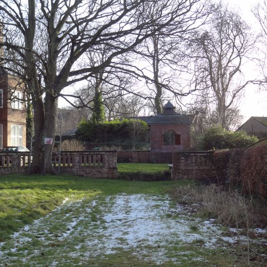 Summerhouse and garden wall of Arncliffe