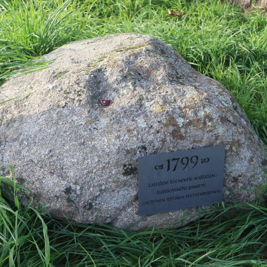 Památník k založení Klementic