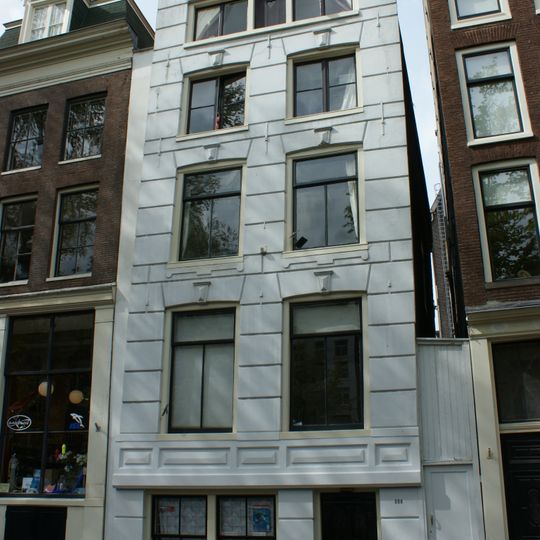 Pand met gevel onder rechte lijst bepleisterd