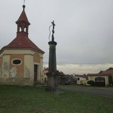 Kříž na návsi v Černotíně