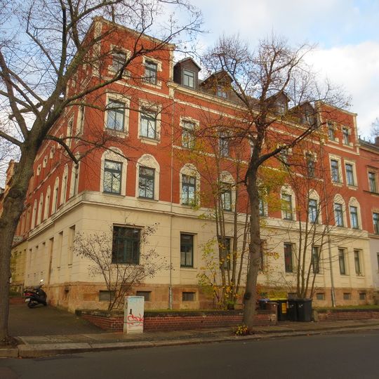 Mietshaus in geschlossener Bebauung in Ecklage, mit Vorgarten Ludwig-Richter-Straße 20