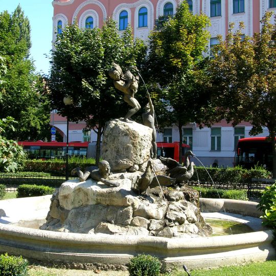 Kačacia fontána, fontána-nádrž