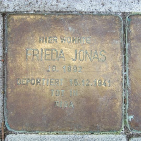 Stolperstein en memoria de Frieda Jonas