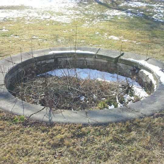 Kašna v Trmicích u zámku