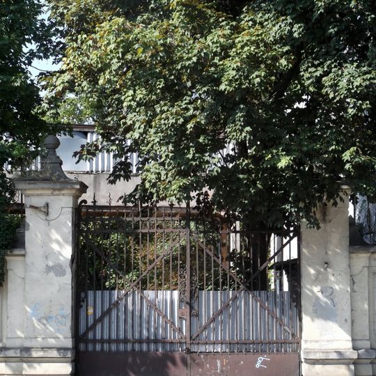 Ogrodzenie z 2 bramami