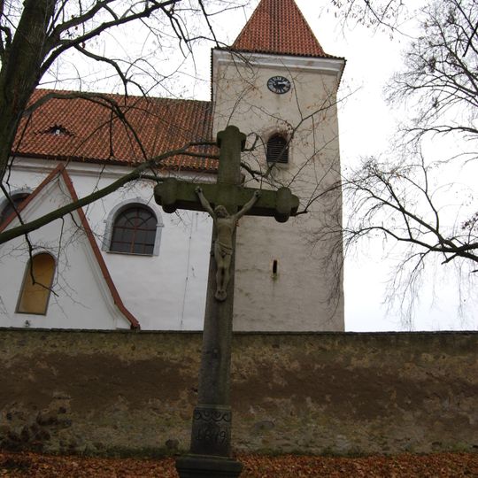 Kříž u kostela v Třebsku