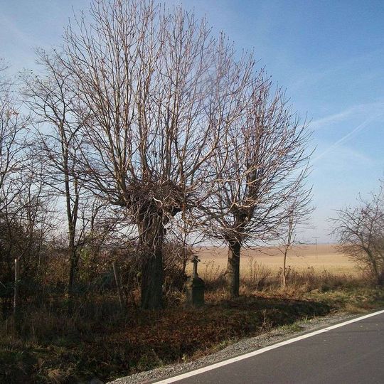 Kříž mezi Pískem a Líšťany