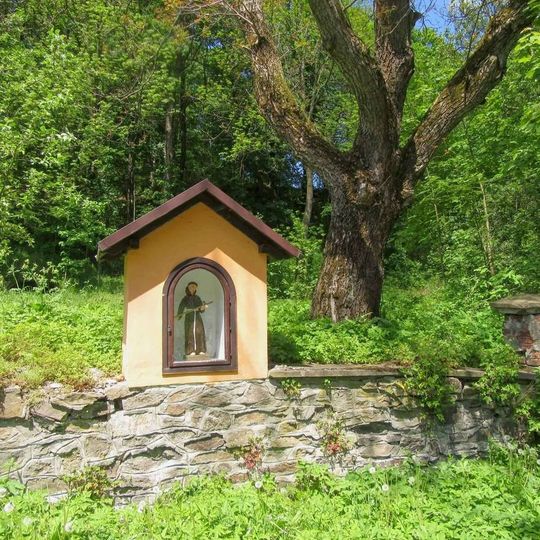 Kaplička v Travné u hlavní silnice