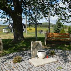 Kříž na návsi v Rybničné