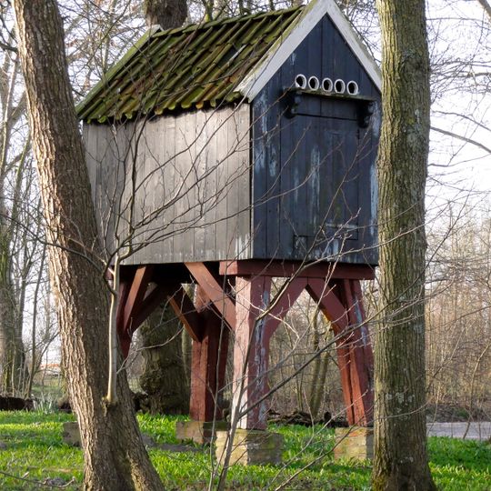 Breedenborg, houten duivenslag