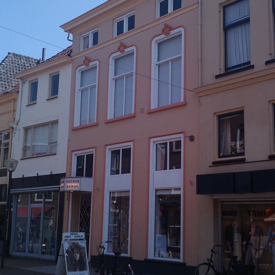 Pand onder schilddak en met lijstgevel, versierd met stuc