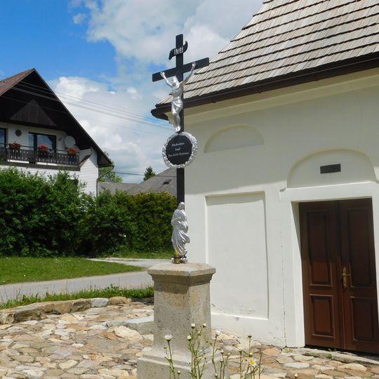 Kříž u kaple ve Studénkách