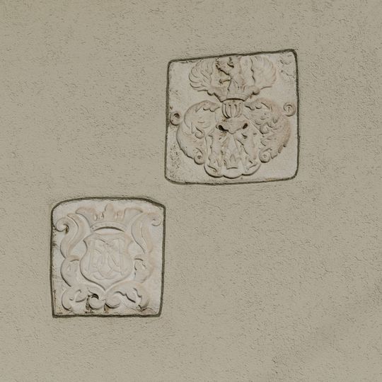 Zwei barocke Wappensteine