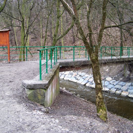 Lávka přes Rokytku u hráze Hořejšího rybníka