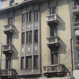 Papaleonardou Apartment Building