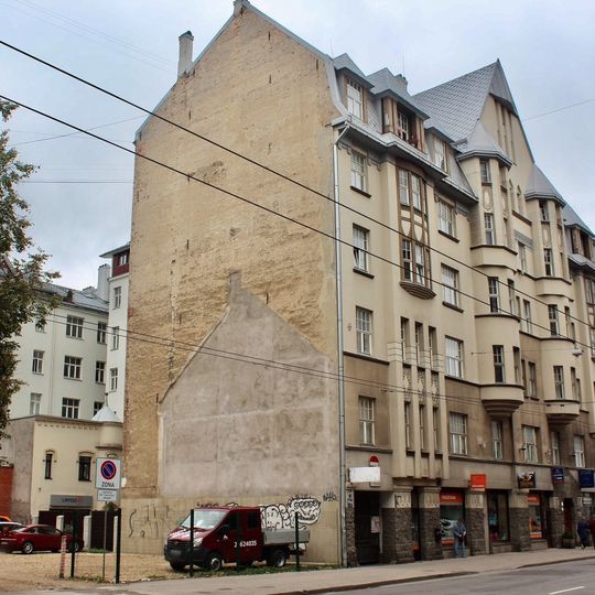 Dzīvojamās ēkas ar bijušo stalli-ratnīcu