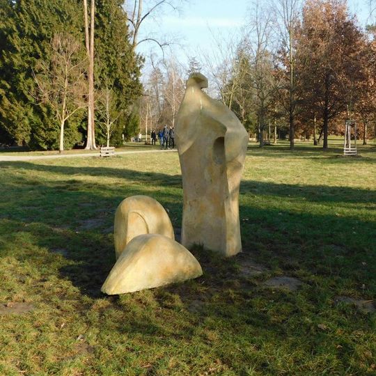 Plastika Sedící žena ve Stromovce