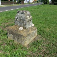 Podstavec s ulomeným křížem na rozcestí ve Vetlé