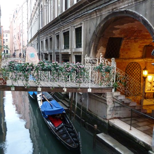 Private bridge on Rio de le Procuratie