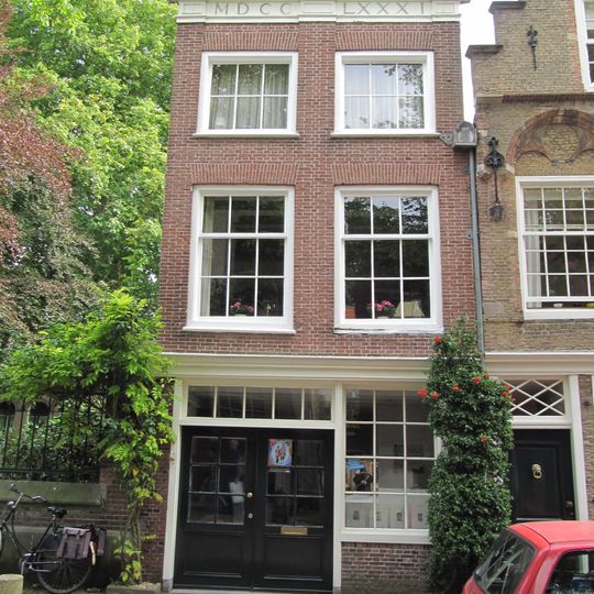 Pand met verkropte lijstgevel