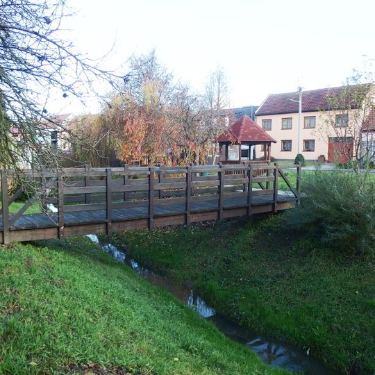 Lávka přes Hradčovický potok v Hradčovicích proti čp. 3