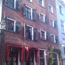 Onderkelderd pakhuis met gepleisterde lijstgevel