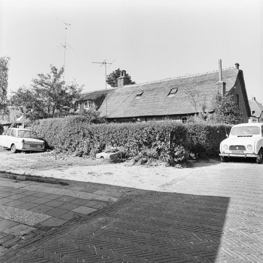 Pandje zonder verdieping, onder een rieten zadeldak met de aangrenzende panden