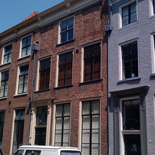 Pand met lijstgevel met lod xv-consoles, onder een lijst met nr 17