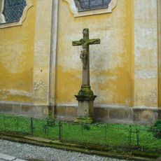 Kříž u zdi kostela svatého Jiří v Kostelci nad Orlicí