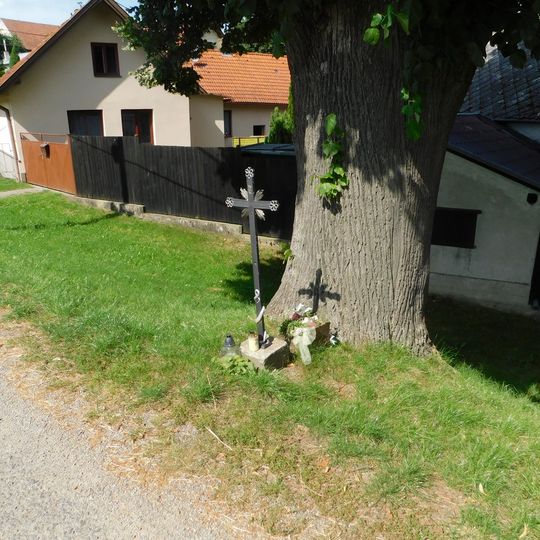 Kříž u rybníka v Přímělkově