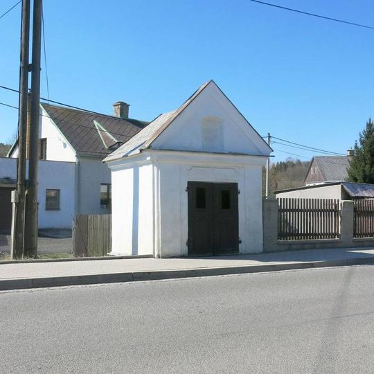 Kaple naproti domu 3 v Brništi